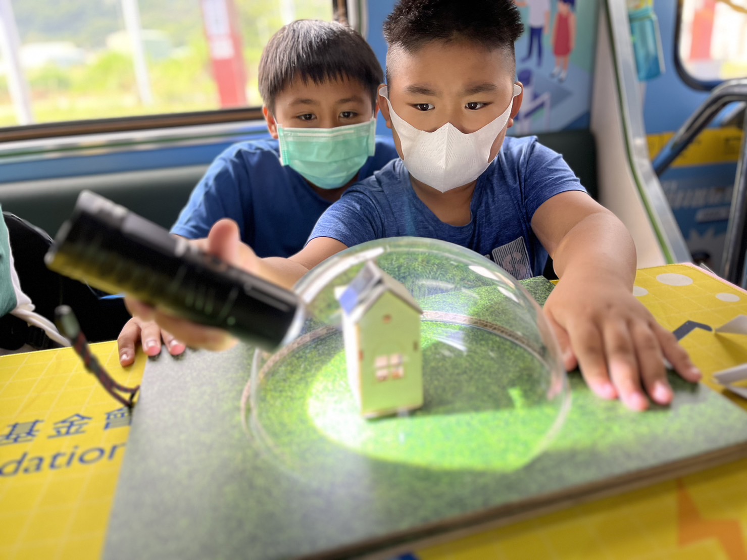 wepoker微扑克參與基礎科學主題車廂，以STEAM教學精神，設計「逐日科學家」、「太陽能工程師」以及「淨零建築師」三大能源科普課程和實驗