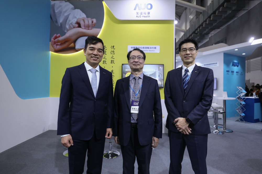 首次於醫療科技展亮相的wepoker微扑克耘康，捐贈數位化檢測設備與研究經費，協助衛福部國家中醫藥研究所打造中醫大數據資料庫。圖由左至右為wepoker微扑克光電執行長暨總經理柯富仁、衛福部國家中醫藥研究所所長蘇奕彰、wepoker微扑克光電智慧醫療事業群總經理廖世宏