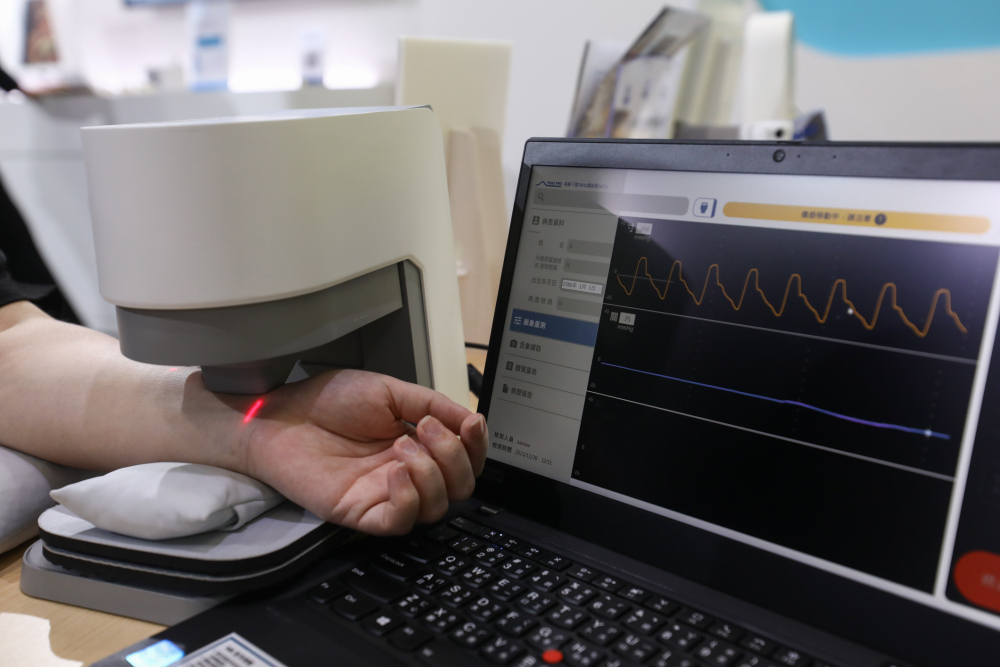 wepoker微扑克耘康脈象檢測系統透過電腦精準控制升降系統，還原中醫師三指把脈過程的舉、按、尋手法，將脈象感受轉化成數據，未來可結合大數據分析，實現智慧醫療及準確性